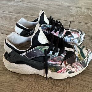 NIKE AIR  HUARACHE RUN MARBLE DYE   Black Shoes Womens Size 7.5